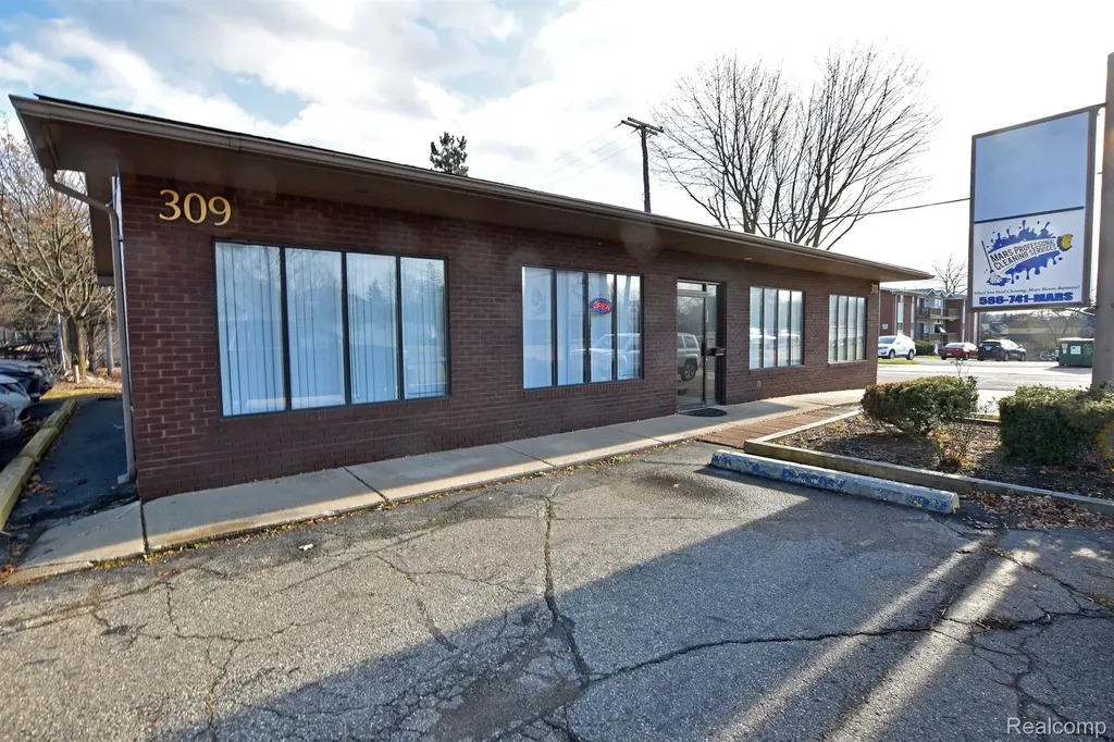 311 Southbound Gratiot Avenue Mt. Clemens City MI 48043