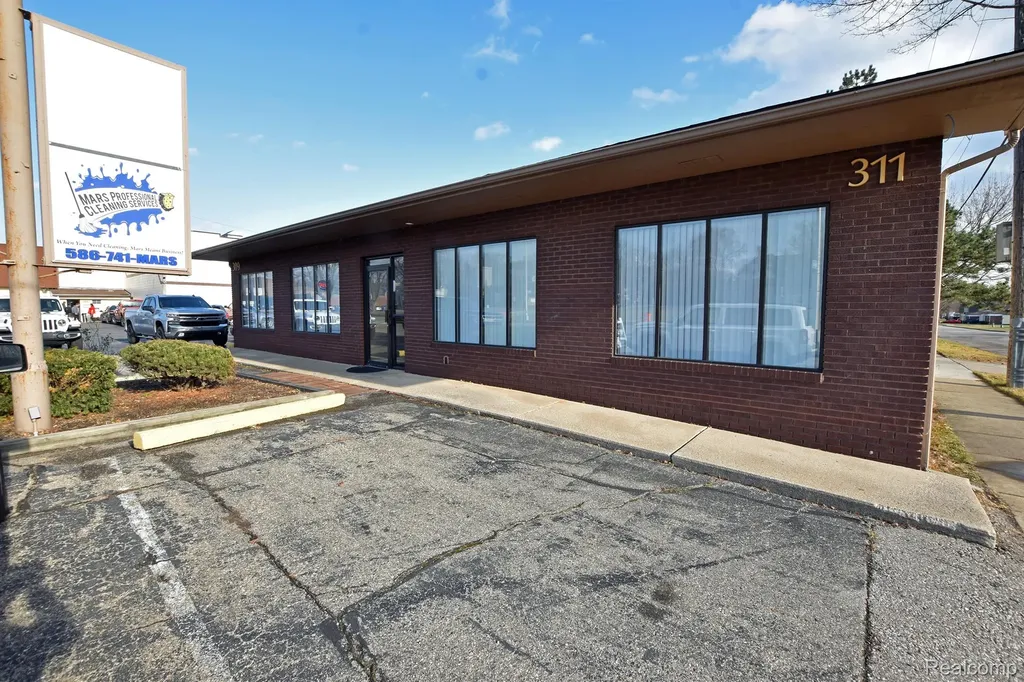 311 Southbound Gratiot Avenue Mt. Clemens City MI 48043