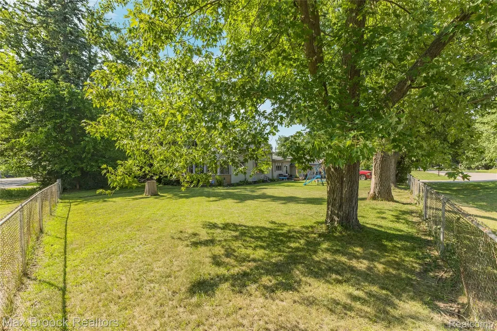 27216 Shiawassee Road Southfield City MI 48033