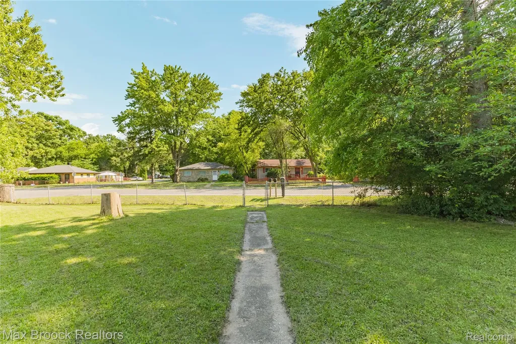 27216 Shiawassee Road Southfield City MI 48033