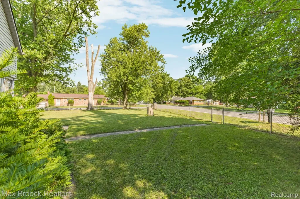 27216 Shiawassee Road Southfield City MI 48033