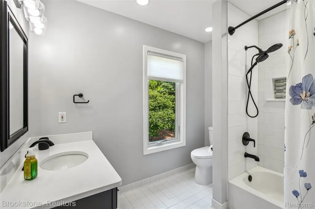 6423 Southampton Drive Independence Charter Township MI 48346
