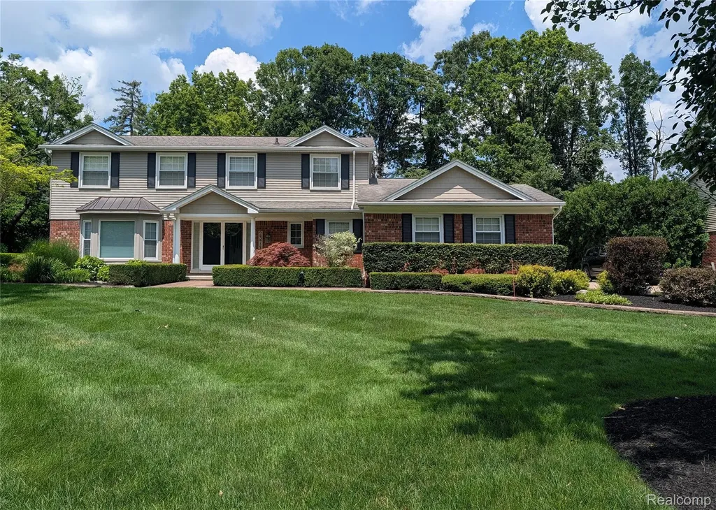 2374 Kingsbury Drive Troy City MI 48098