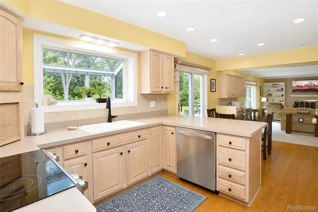 2374 Kingsbury Drive Troy City MI 48098