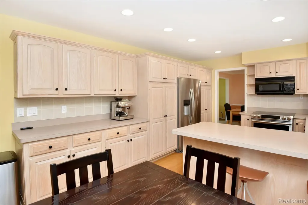 2374 Kingsbury Drive Troy City MI 48098