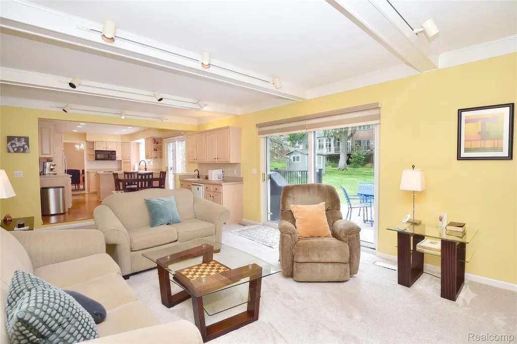 2374 Kingsbury Drive Troy City MI 48098