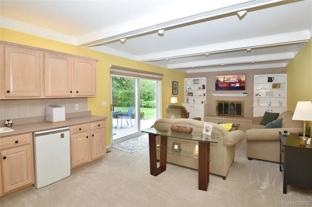 2374 Kingsbury Drive Troy City MI 48098