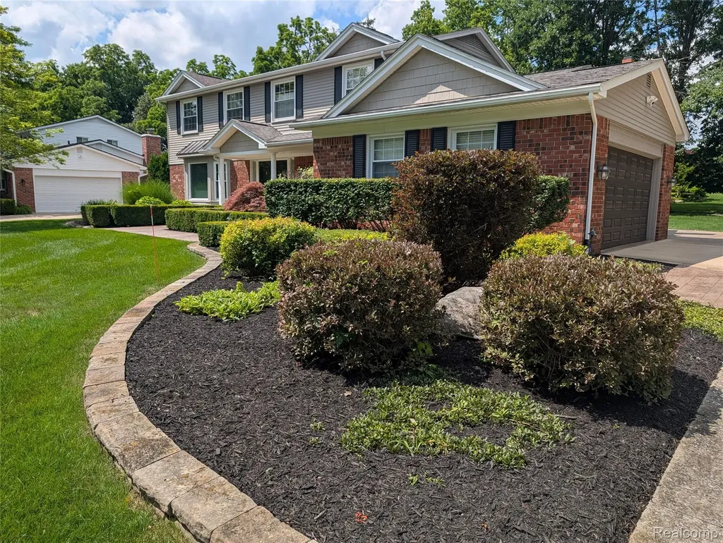 2374 Kingsbury Drive Troy City MI 48098