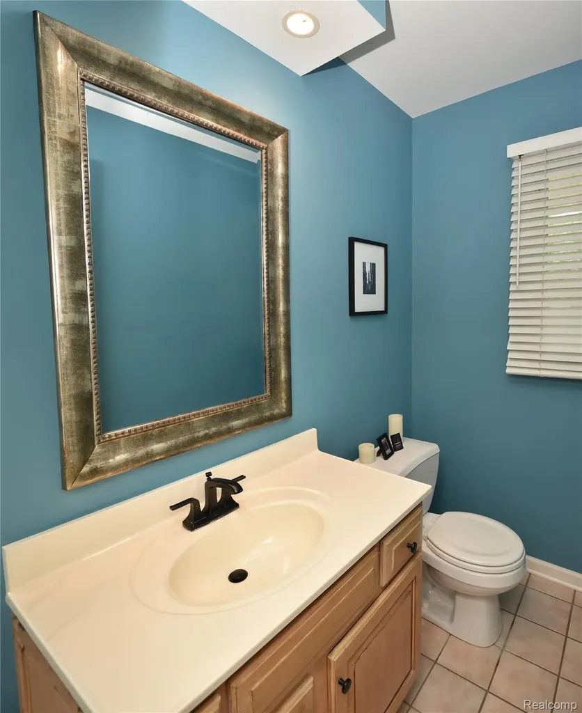 2374 Kingsbury Drive Troy City MI 48098