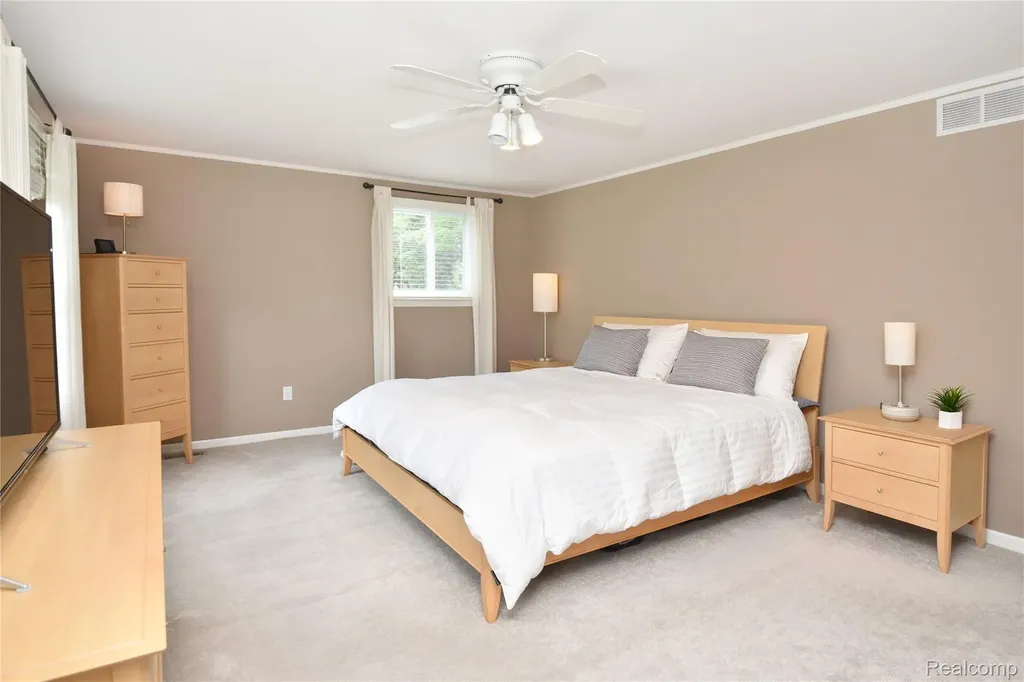 2374 Kingsbury Drive Troy City MI 48098