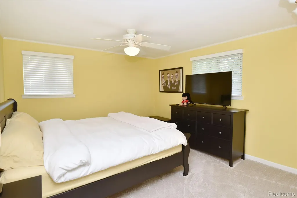 2374 Kingsbury Drive Troy City MI 48098