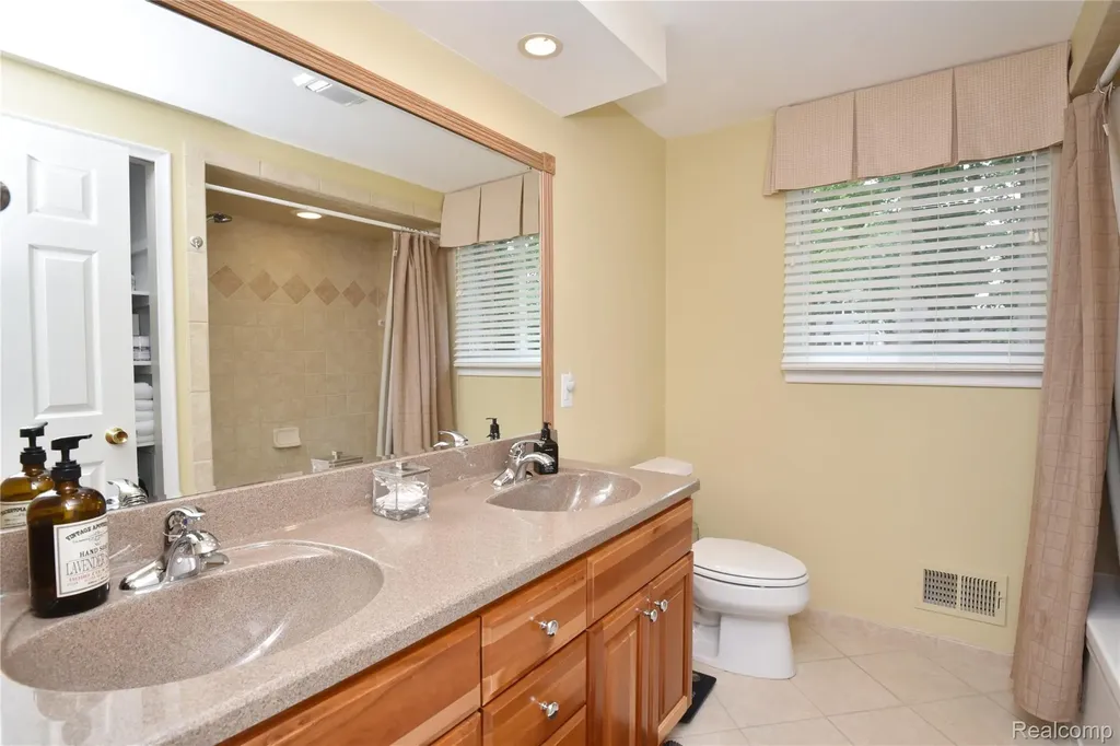 2374 Kingsbury Drive Troy City MI 48098