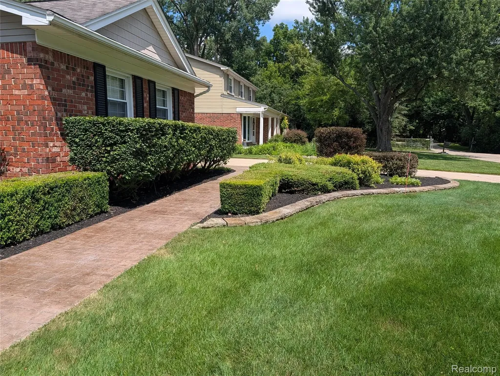 2374 Kingsbury Drive Troy City MI 48098