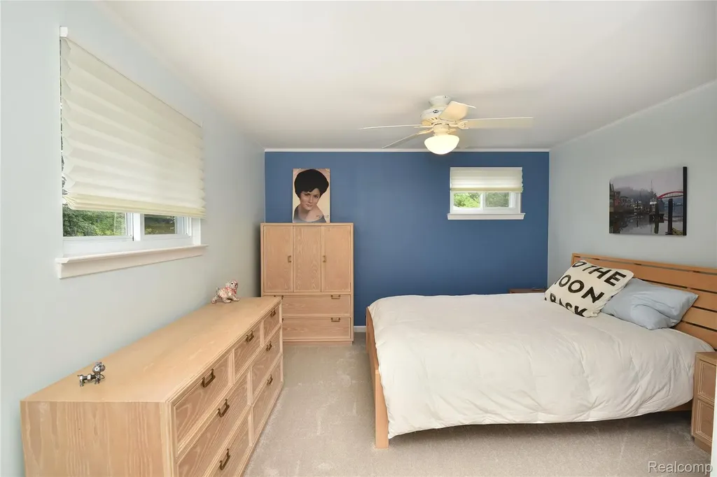 2374 Kingsbury Drive Troy City MI 48098