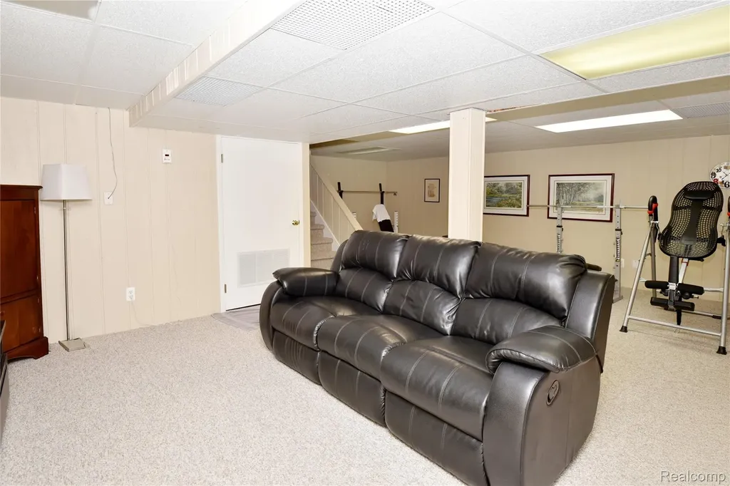 2374 Kingsbury Drive Troy City MI 48098