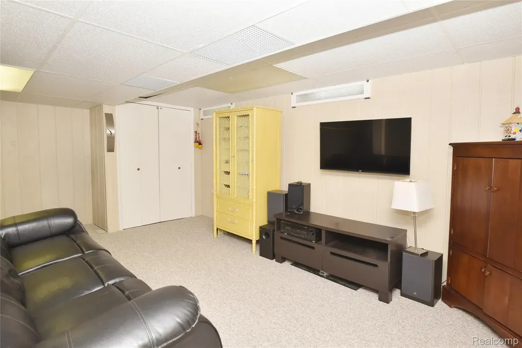 2374 Kingsbury Drive Troy City MI 48098