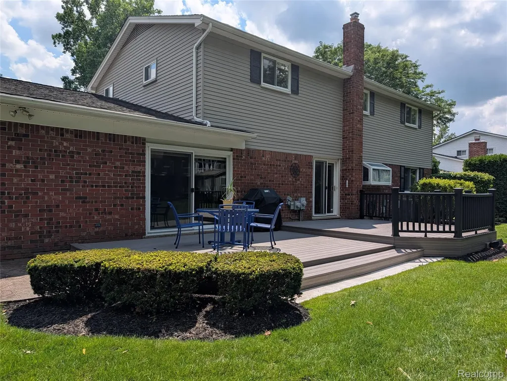 2374 Kingsbury Drive Troy City MI 48098