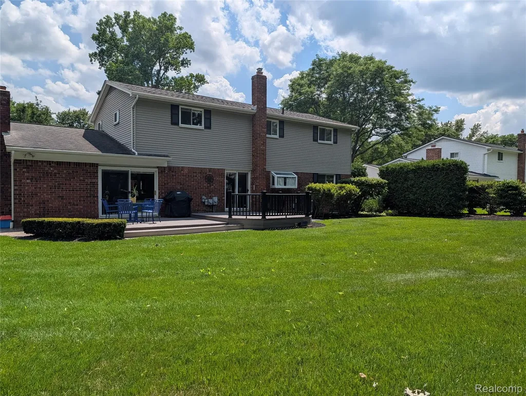 2374 Kingsbury Drive Troy City MI 48098