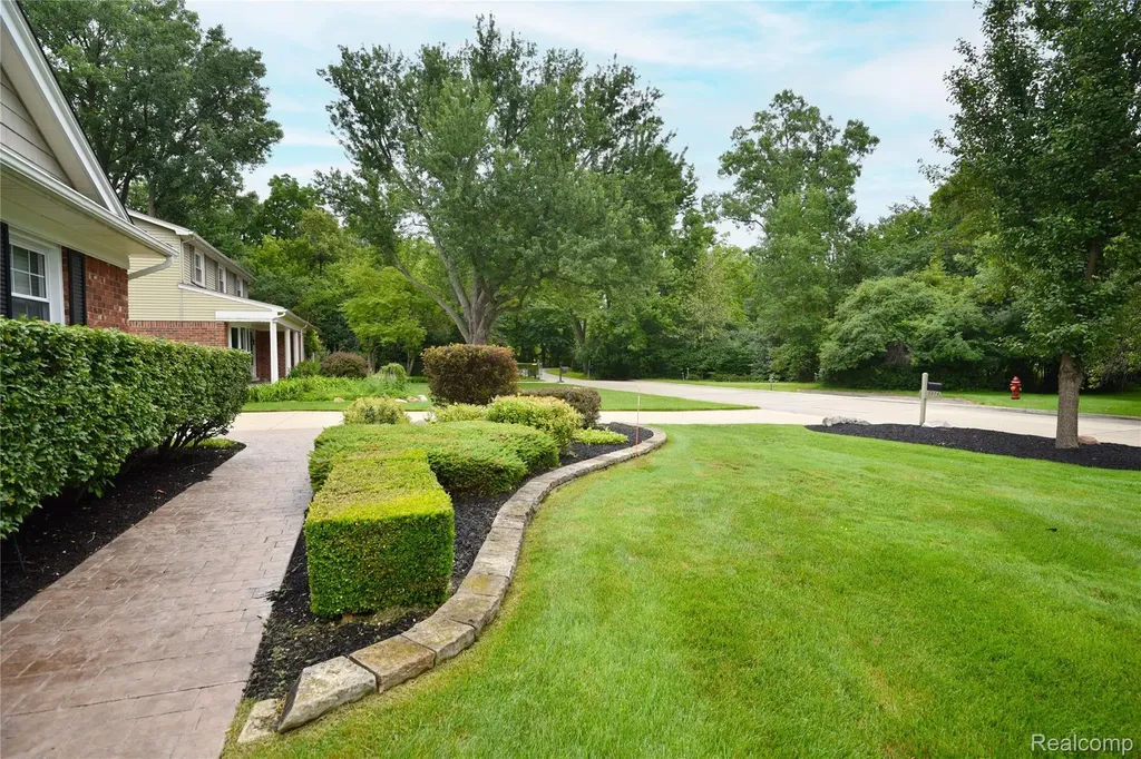 2374 Kingsbury Drive Troy City MI 48098