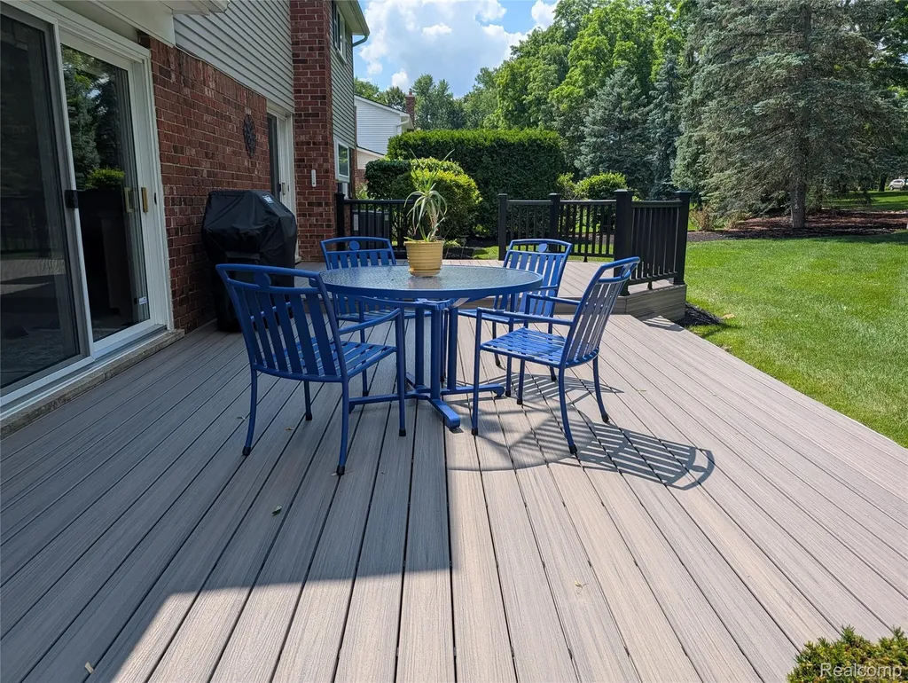2374 Kingsbury Drive Troy City MI 48098