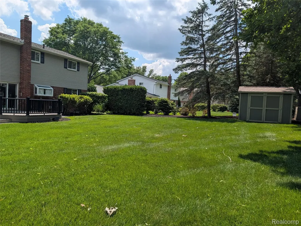 2374 Kingsbury Drive Troy City MI 48098