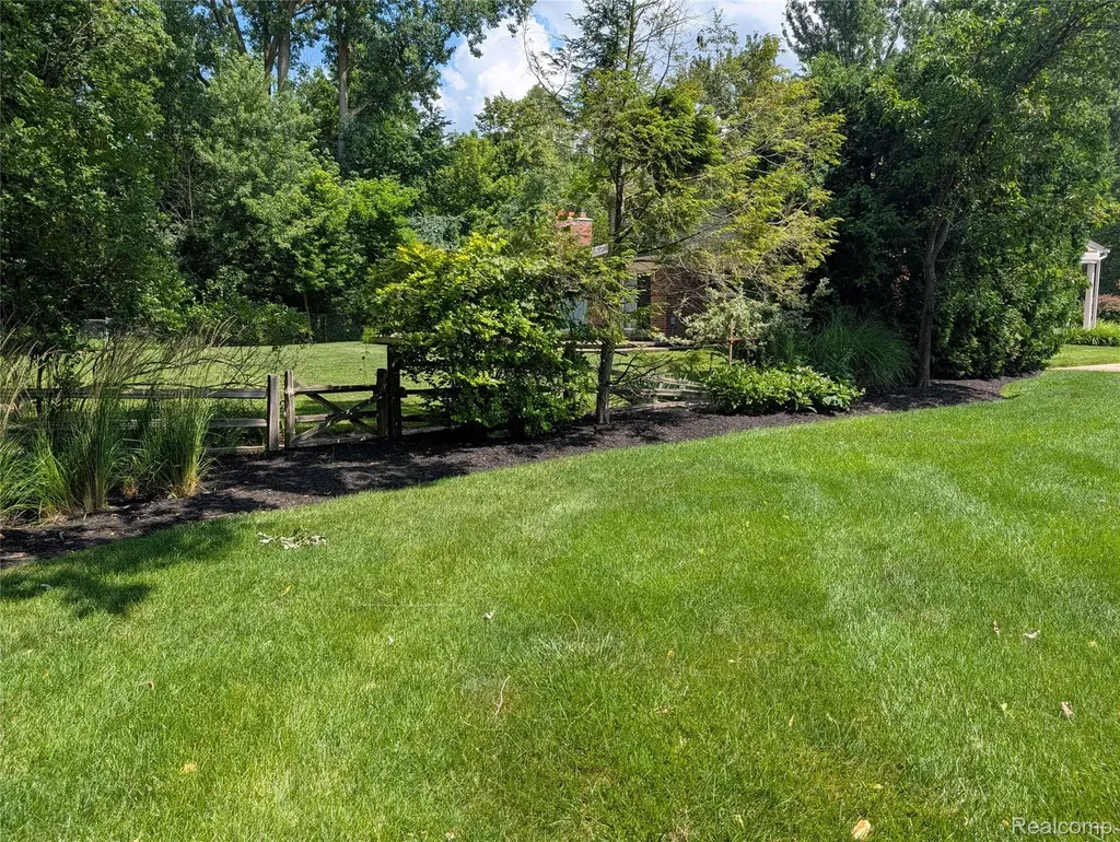 2374 Kingsbury Drive Troy City MI 48098