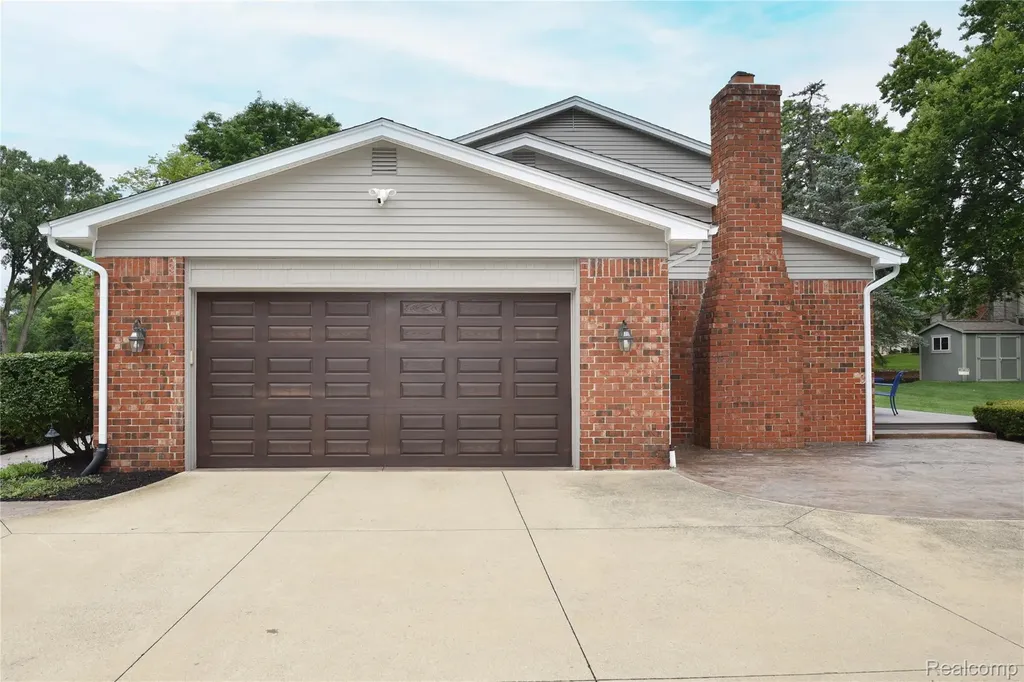 2374 Kingsbury Drive Troy City MI 48098