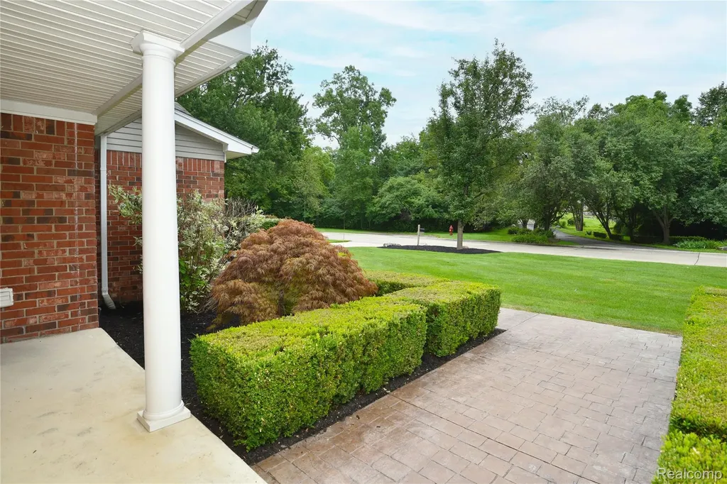 2374 Kingsbury Drive Troy City MI 48098
