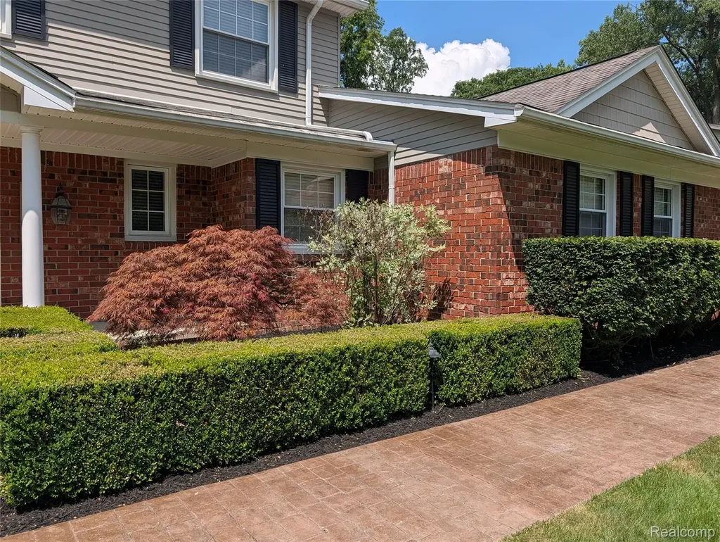 2374 Kingsbury Drive Troy City MI 48098