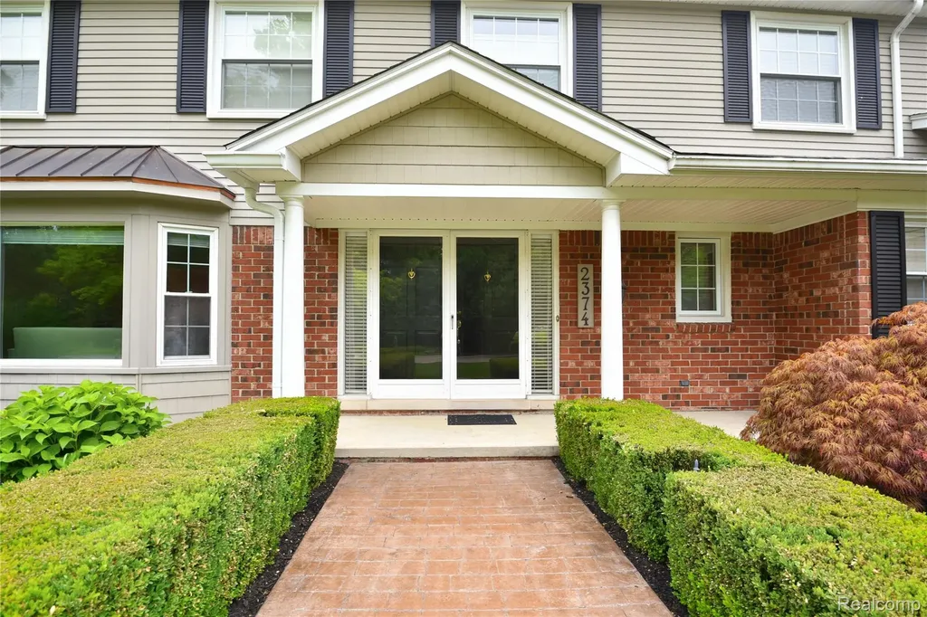 2374 Kingsbury Drive Troy City MI 48098