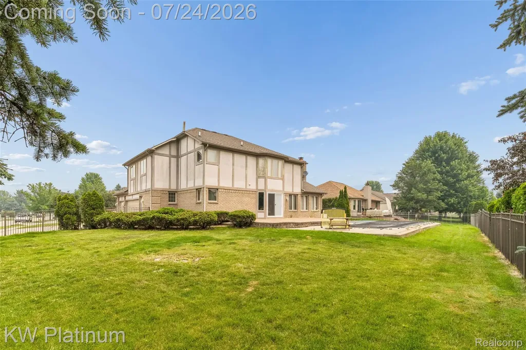 19182 Weathervane Drive Macomb Township MI 48044