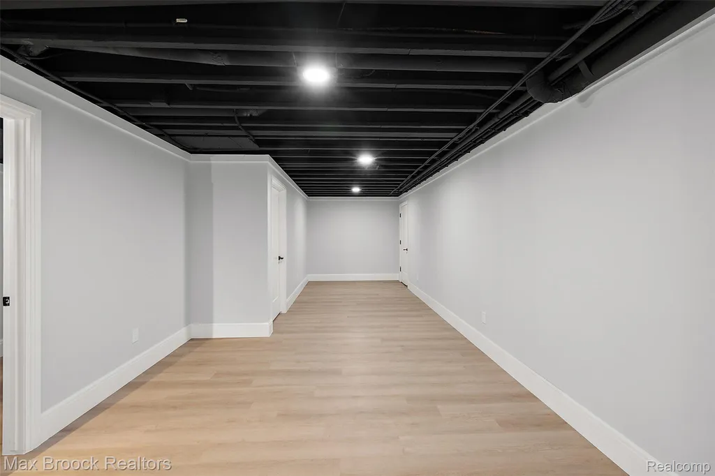 1541 Shipman Boulevard Birmingham City MI 48009