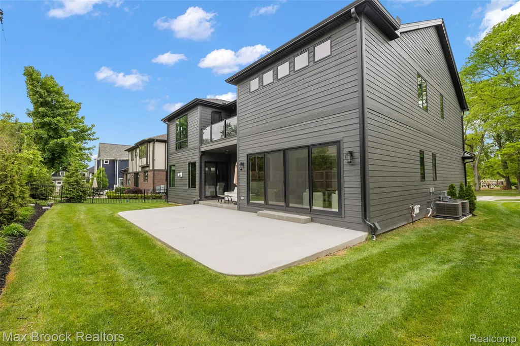 1541 Shipman Boulevard Birmingham City MI 48009