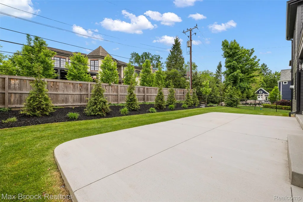 1541 Shipman Boulevard Birmingham City MI 48009
