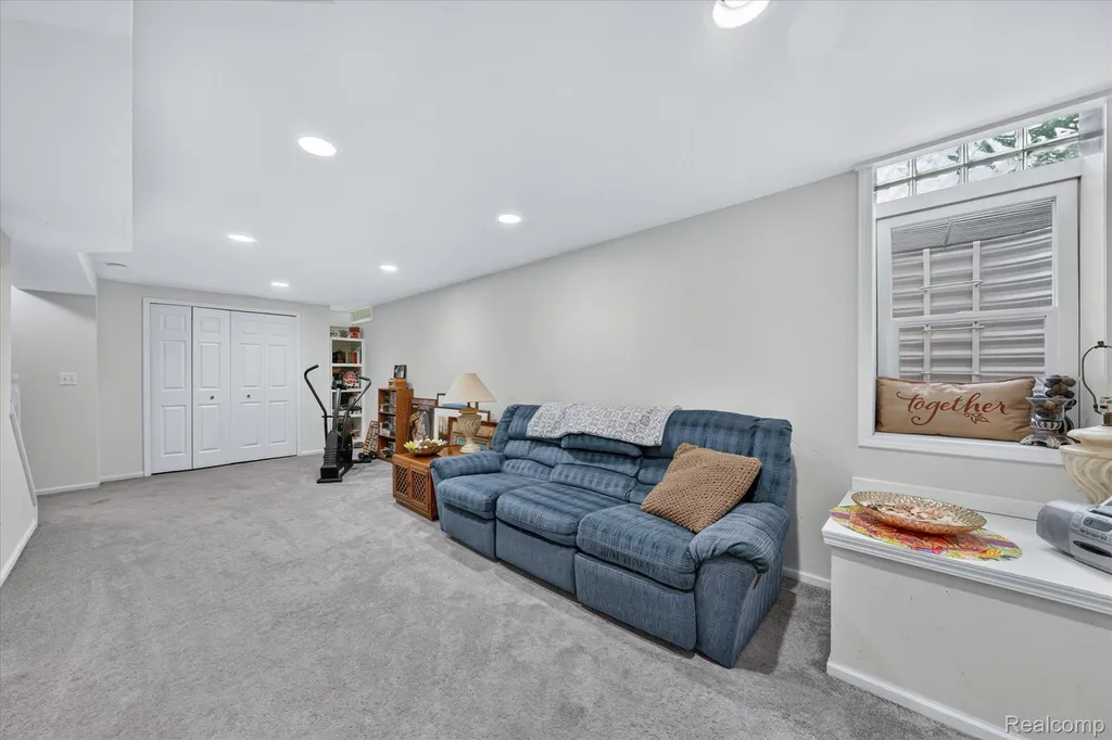 827 Westbrooke Drive South Lyon City MI 48178