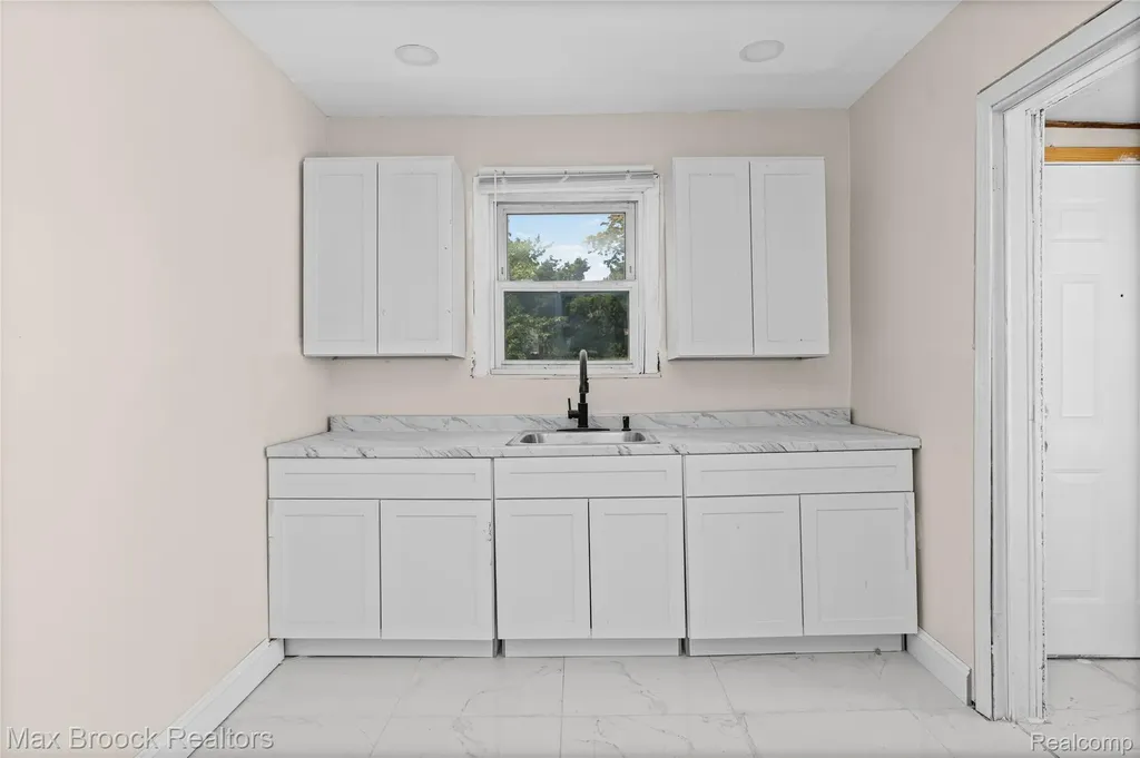 268 S Paddock Street Pontiac City MI 48342