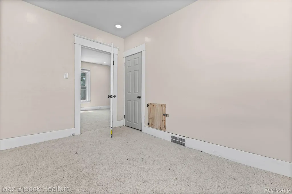 268 S Paddock Street Pontiac City MI 48342
