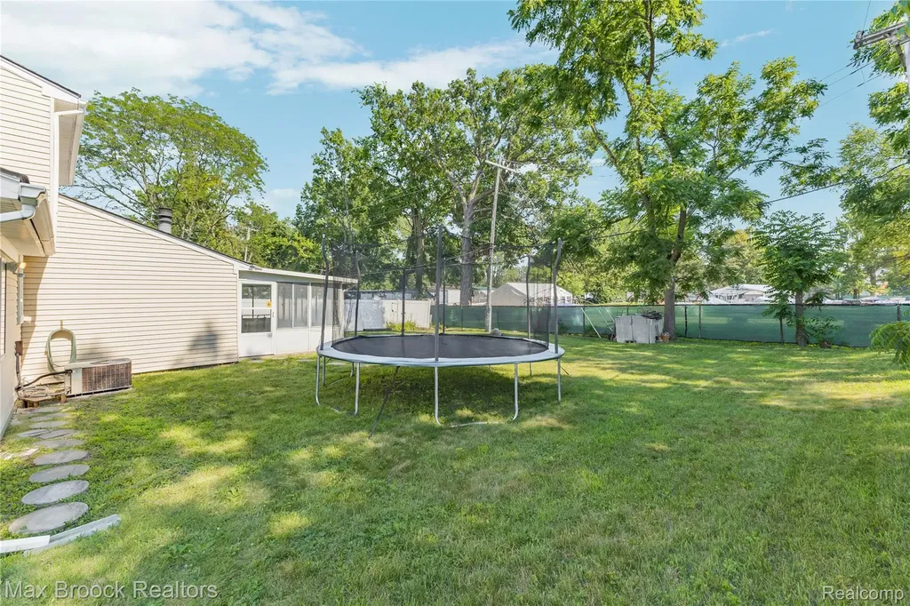 29293 Riveroak Drive Romulus City MI 48174