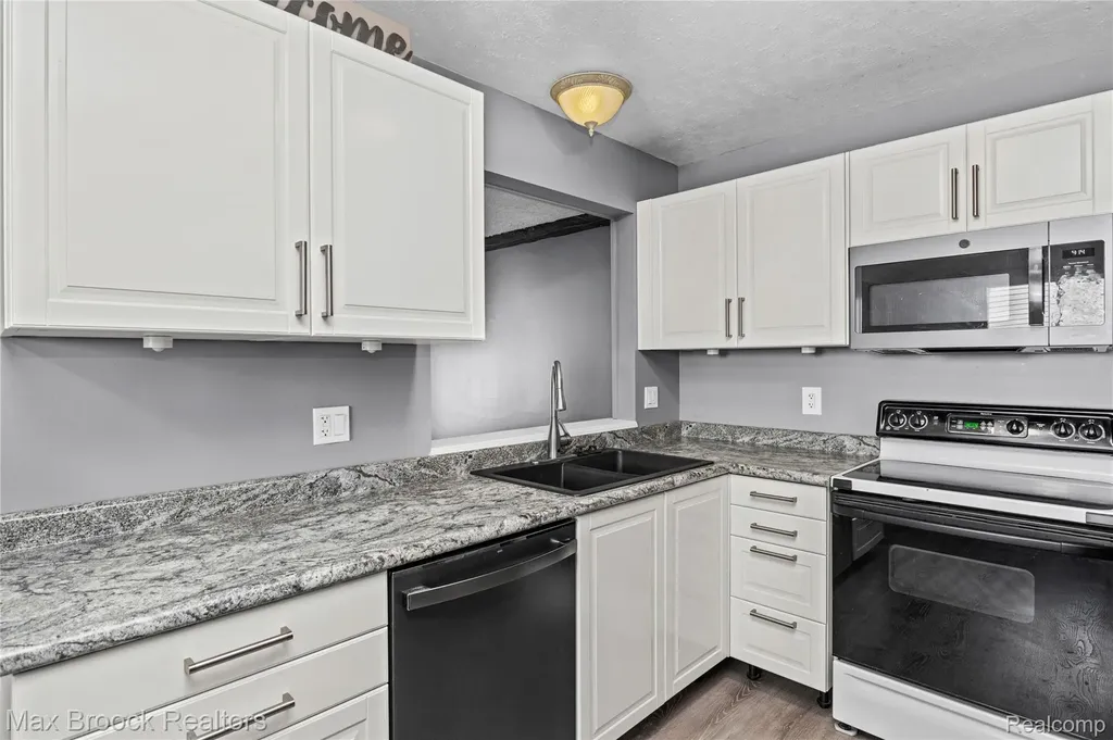 29293 Riveroak Drive Romulus City MI 48174