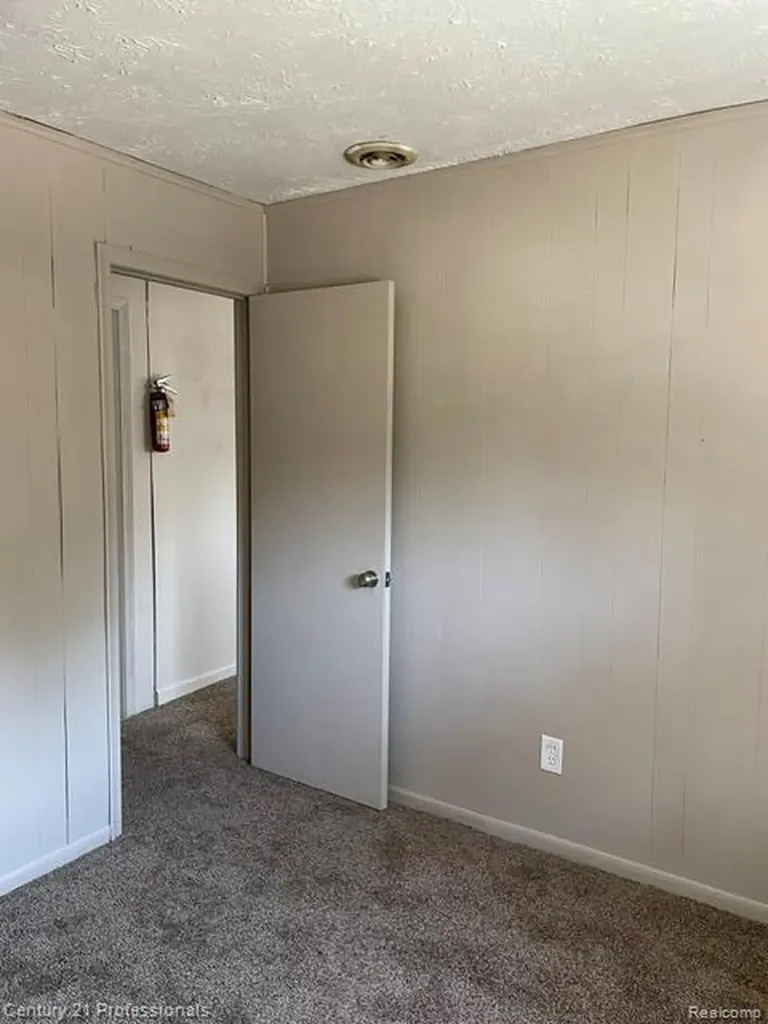 15392 Dixie Redford Charter Township MI 48239