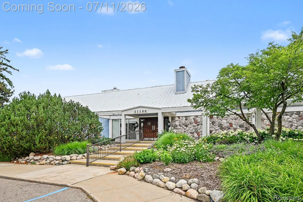 21206 E Glen Haven Circle Novi City MI 48167