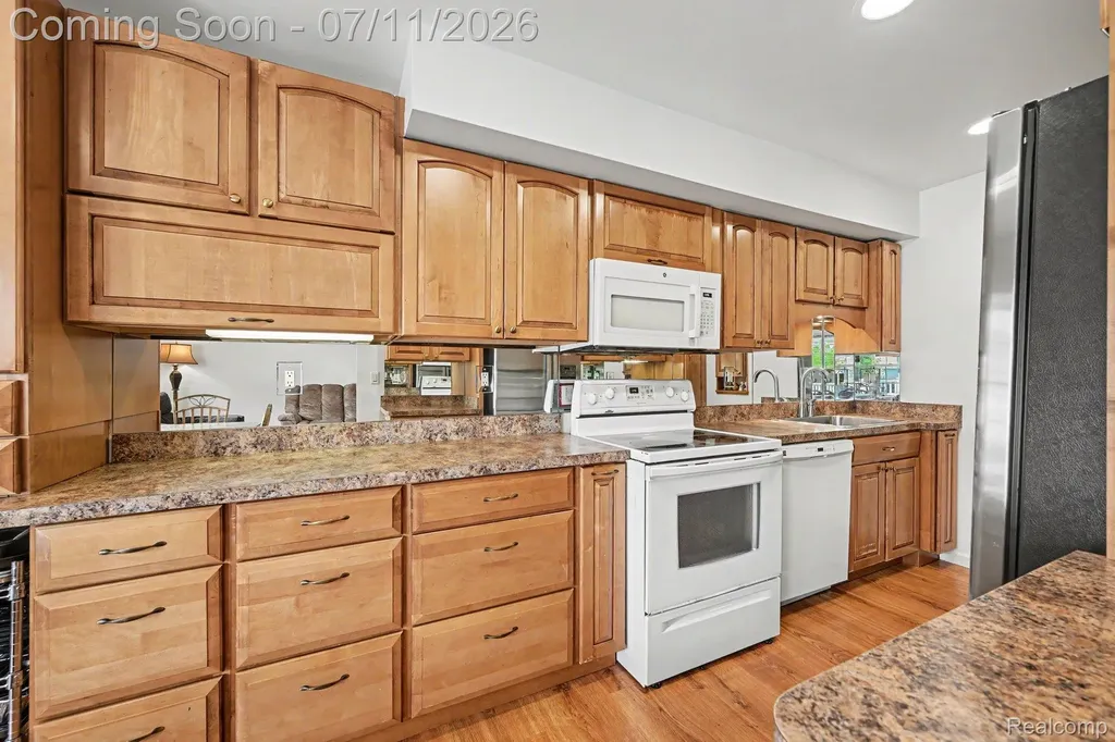 21206 E Glen Haven Circle Novi City MI 48167