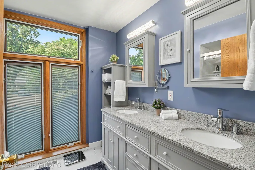 2102 Tuscany Drive Troy City MI 48085