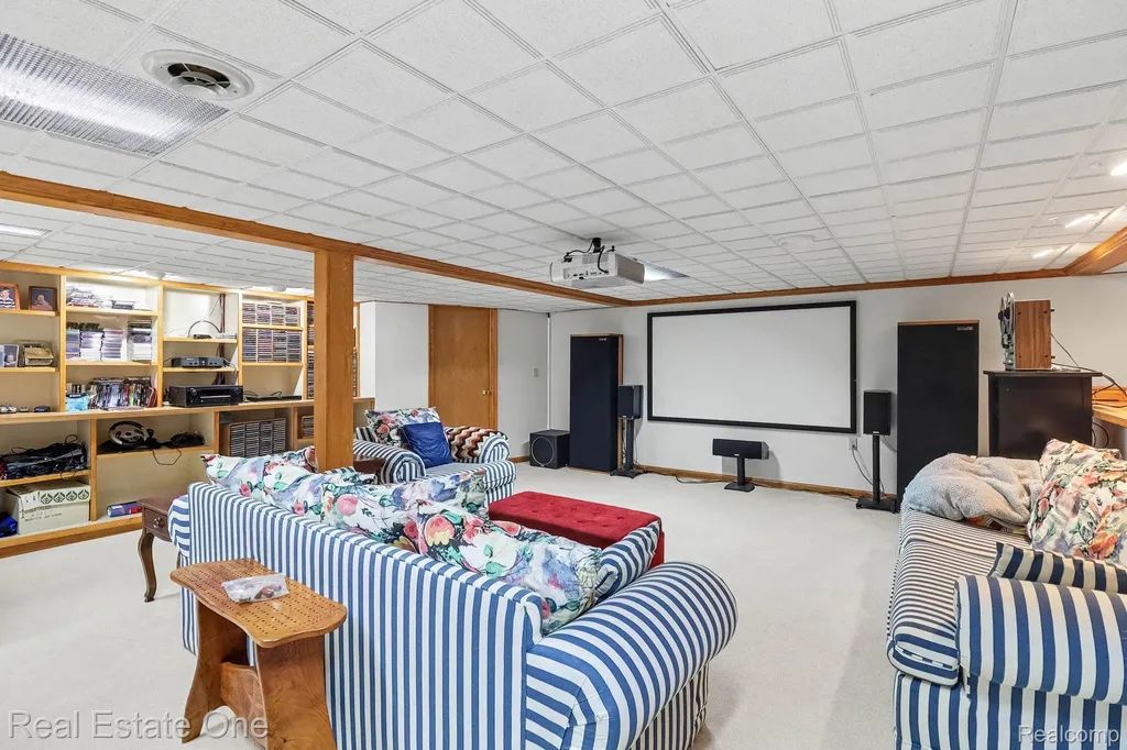 2102 Tuscany Drive Troy City MI 48085
