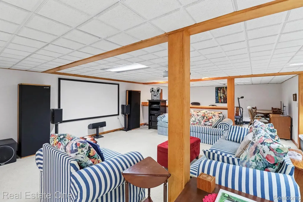 2102 Tuscany Drive Troy City MI 48085