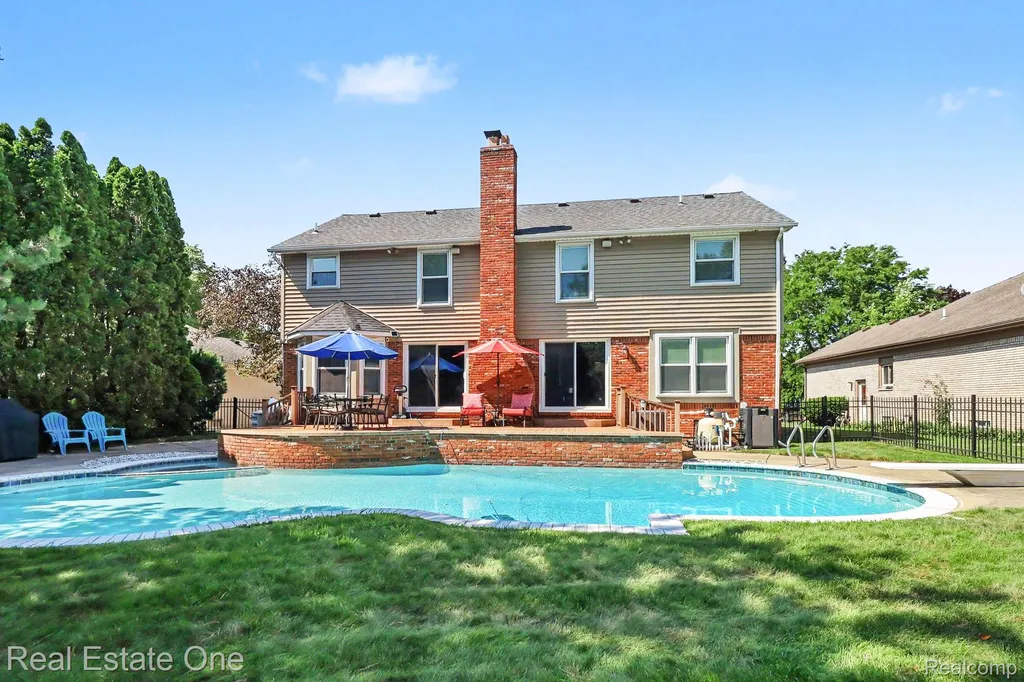 2102 Tuscany Drive Troy City MI 48085