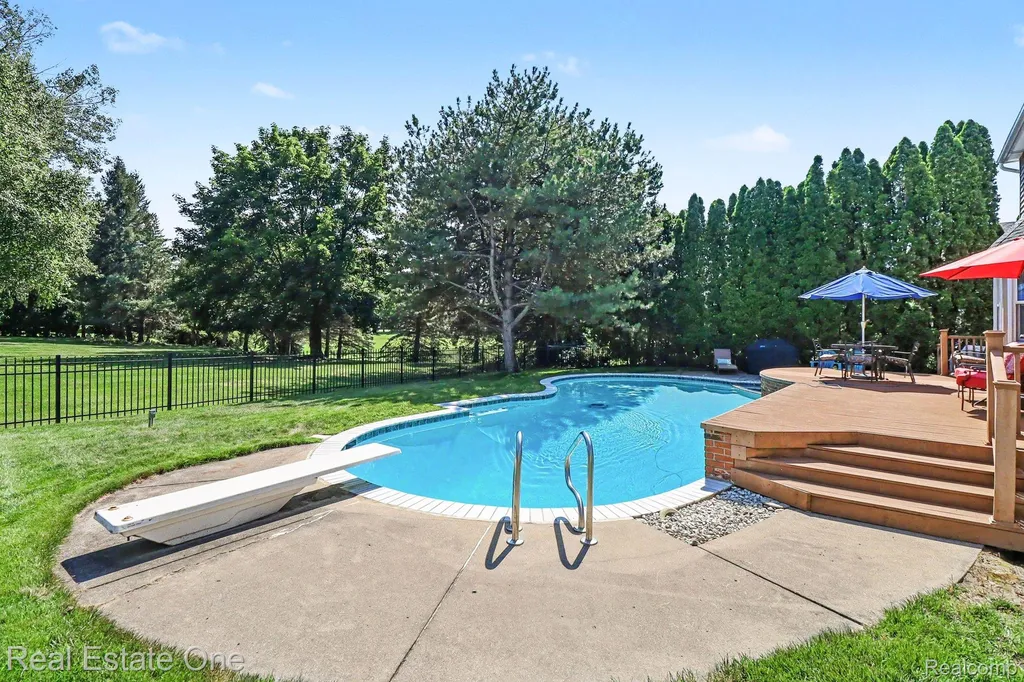 2102 Tuscany Drive Troy City MI 48085