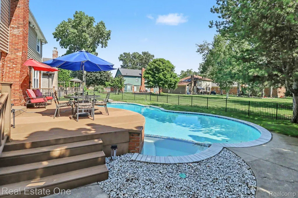 2102 Tuscany Drive Troy City MI 48085