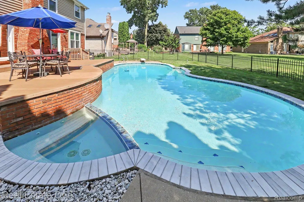 2102 Tuscany Drive Troy City MI 48085