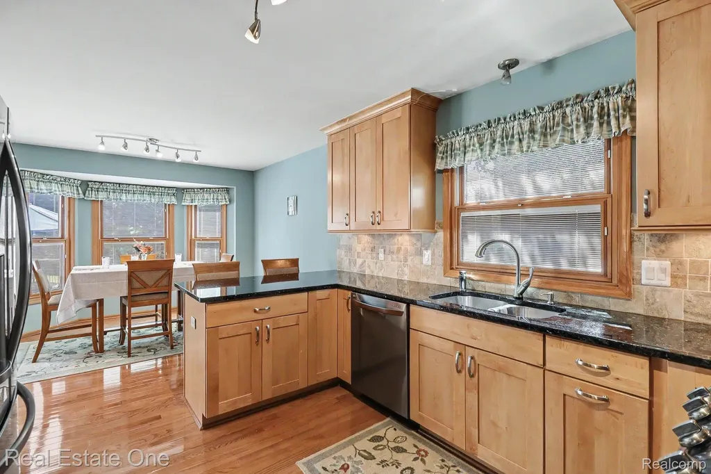 2102 Tuscany Drive Troy City MI 48085